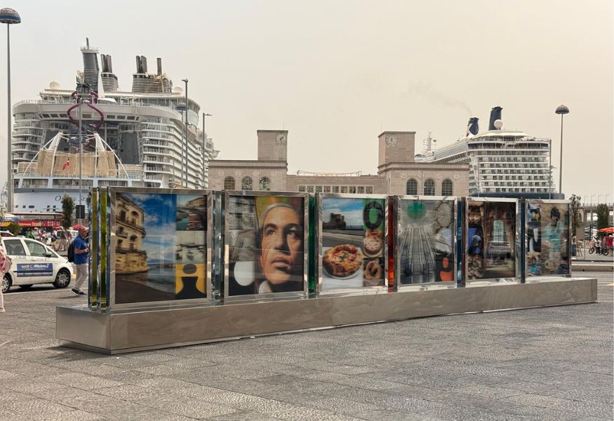 Inaugurata "Brand Napoli", la mega installazione a Piazza Municipio