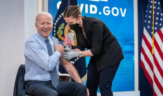 Biden di nuovo positivo al Covid dopo 5 dosi di "vaccino" • Imola Oggi