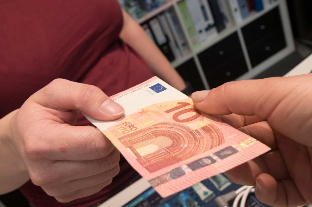 Pagamento in contanti, scatta l'abolizione: questo prodotto lo puoi pagare solo con il bancomat | Italiani avvelenati - Ilcorrierino.com