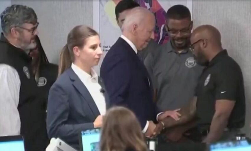 Biden accarezza il braccio di un uomo dopo avergli stretto la mano e il video diventa virale - Grandeinganno
