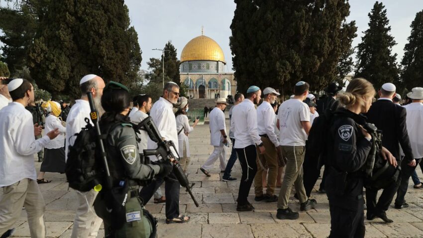 Gerusalemme Est: coloni israeliani invadono la moschea di Al-Aqsa protetti dalle forze di sicurezza, scatenando tensioni con i palestinesi - Grandeinganno