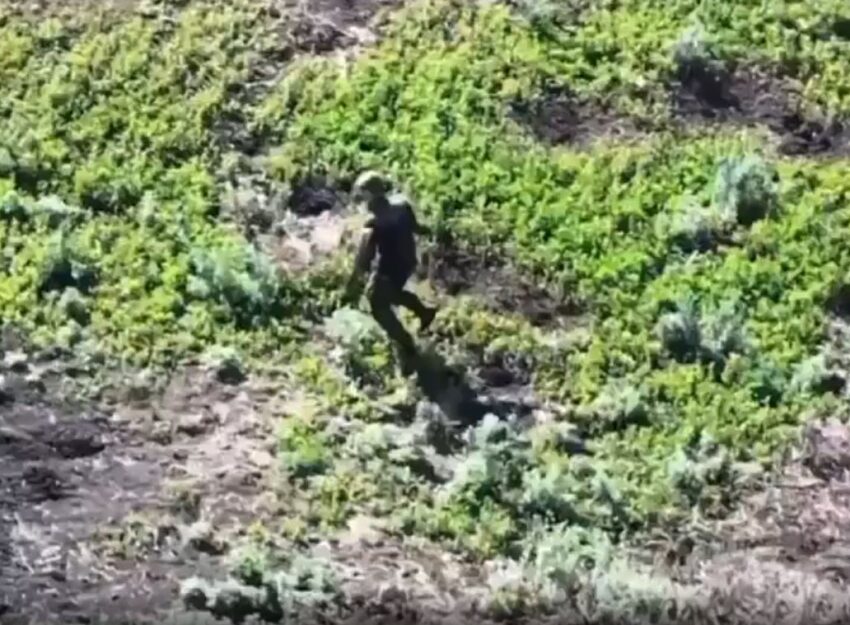 Un soldato russo inseguito da un drone ucraino, implora di essere risparmiato - Grandeinganno