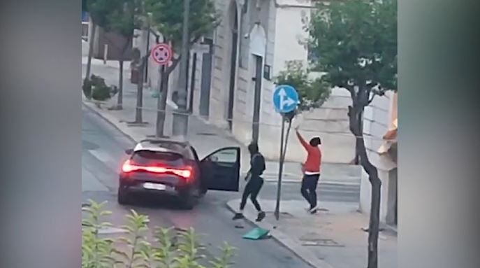Assalto al bancomat nel centro di Trani: i banditi salutano prima della fuga - Grandeinganno