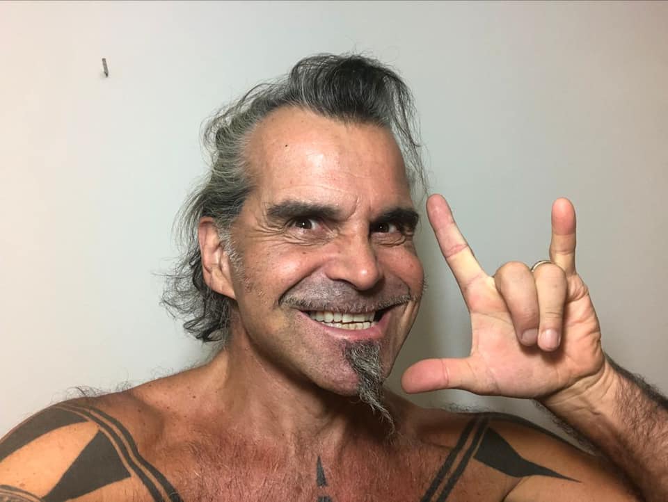 Piero Pelù: mi lavo i capelli solo una volta all'anno per non sprecare le risorse idriche - Grandeinganno