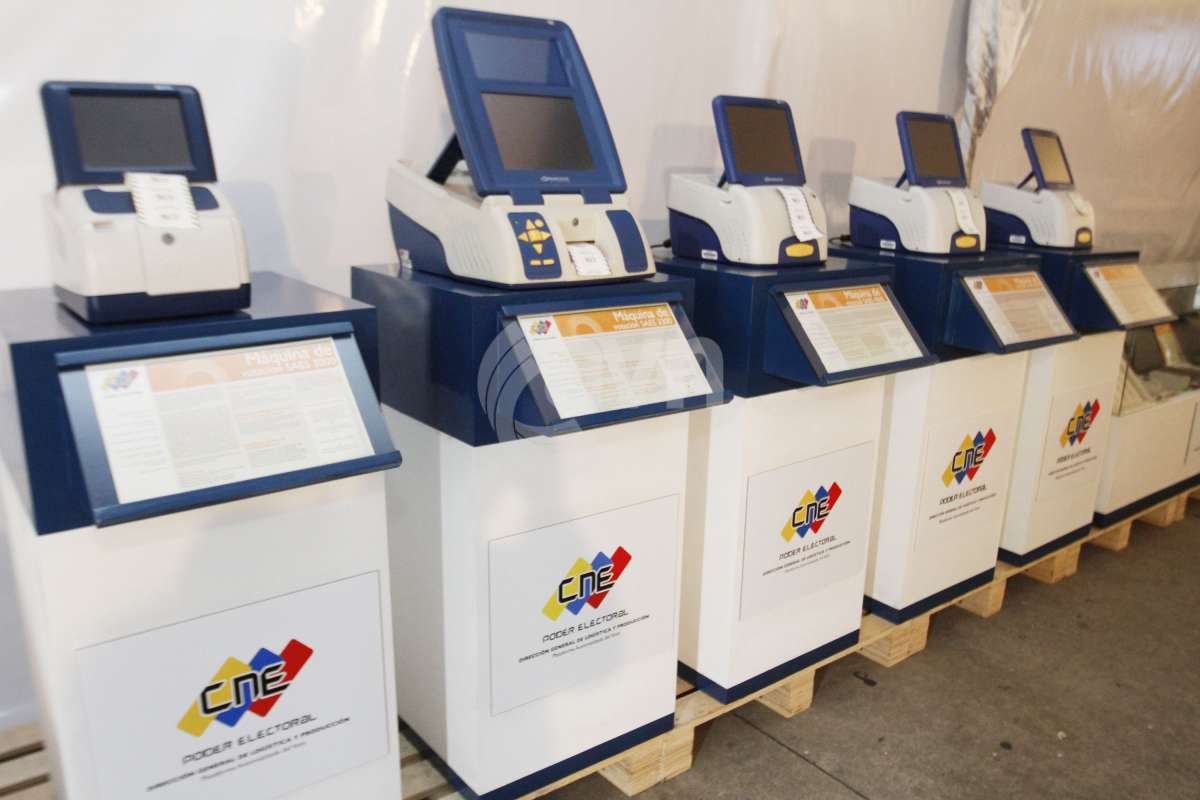 Il fondatore e il presidente dell'azienda che realizza macchine per il voto sotto inchiesta per corruzione