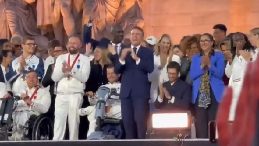 Macron salta accanto agli atleti in carrozzina al coro "Chi non salta non è francese": la Francia inorridisce - Grandeinganno