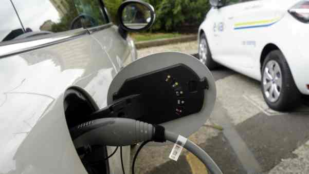 Le auto elettriche non si vendono: azienda che produce batterie licenzia 1.600 operai • Imola Oggi