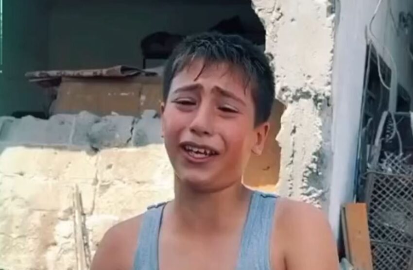 Jabalia, Striscia di Gaza: ragazzino sopravvissuto a un bombardamento israeliano che ha sterminato la sua famiglia piange disperato - Grandeinganno