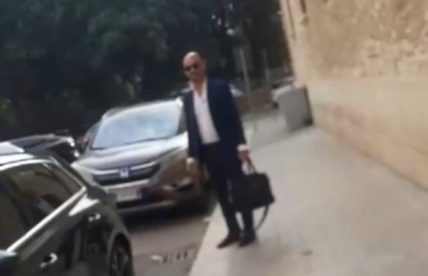 Matteo Bassetti contestato a Trapani: "vergognati schifoso, stanno morendo tanti bambini e tanti giovani..." - Grandeinganno
