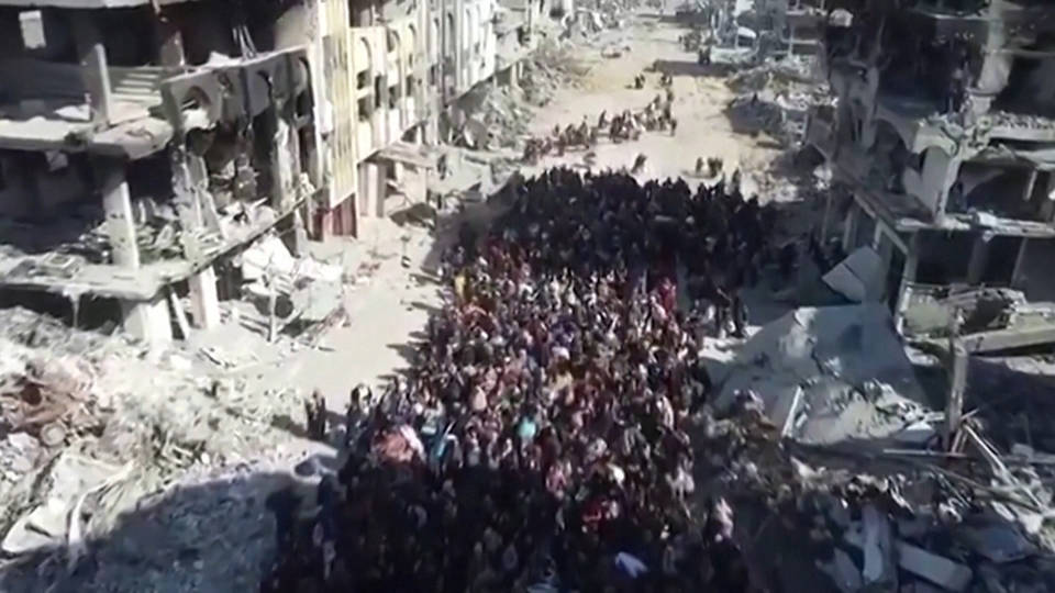 Le truppe israeliane assaltano la popolazione a Gaza tra le macerie e separano uomini, donne e bambini - Grandeinganno