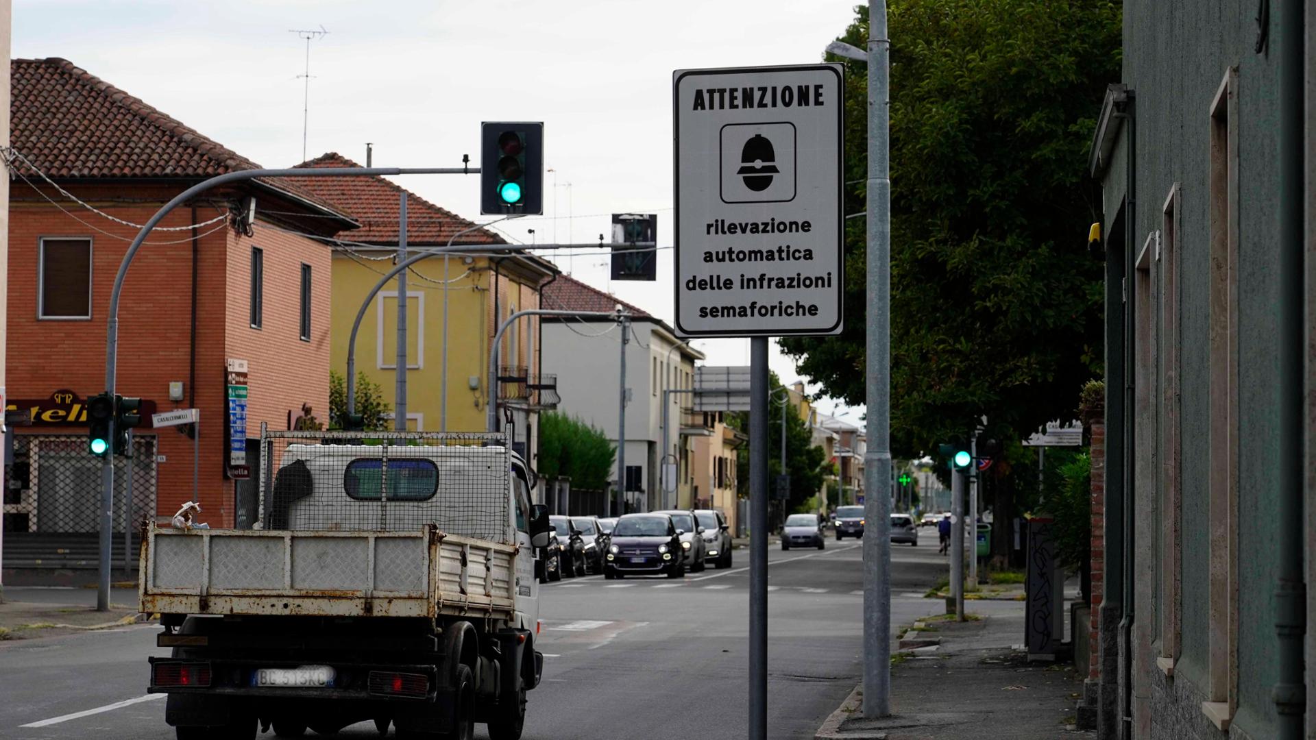 Ha un malore alla guida e si schianta contro le auto in sosta: un ferito in corso Carlo Marx - La Stampa