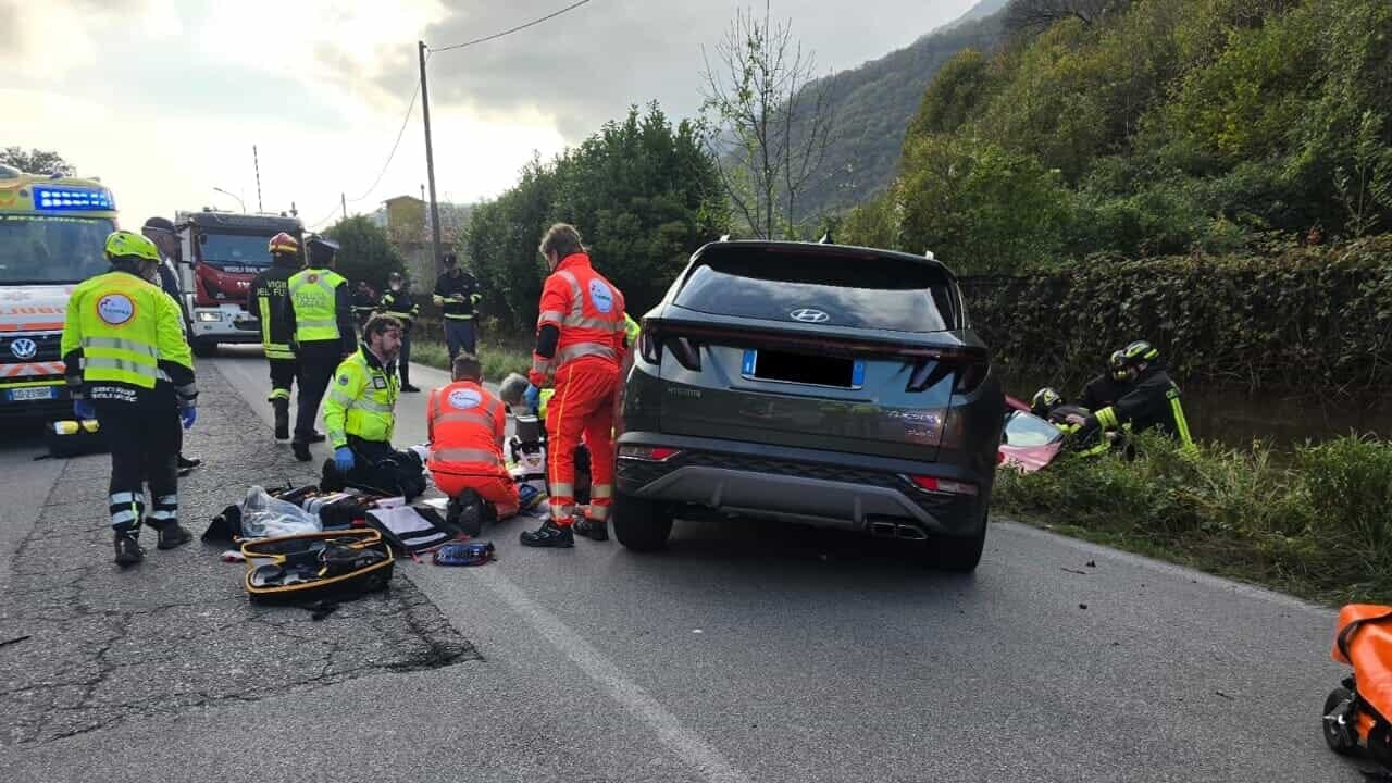 Colpito da malore alla guida causa un incidente sulla Provinciale: morto un uomo