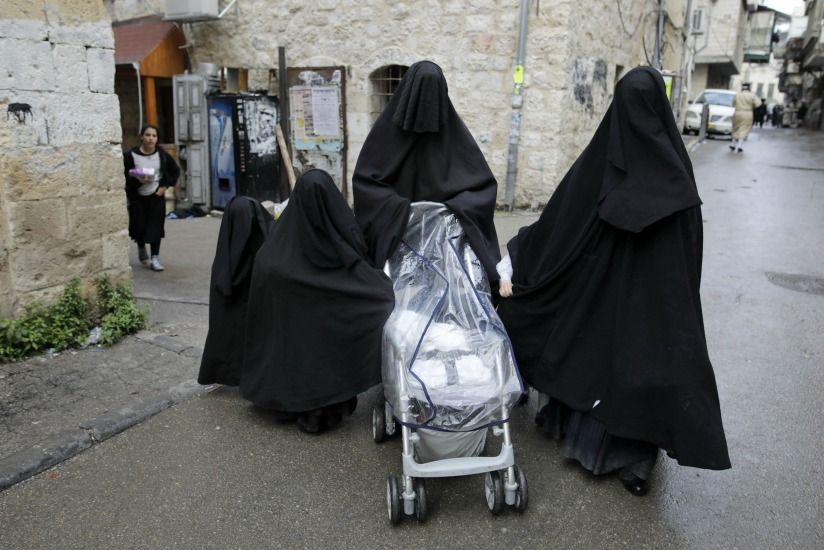 Ebrei Ultraortodossi: Una Vita Segnata dalla Tradizione e dall'Isolamento - Grandeinganno