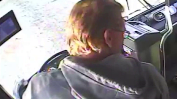 Colorado, l'autista si sente male: il passeggero prende il controllo del bus ed evita l'incidente | Corriere TV