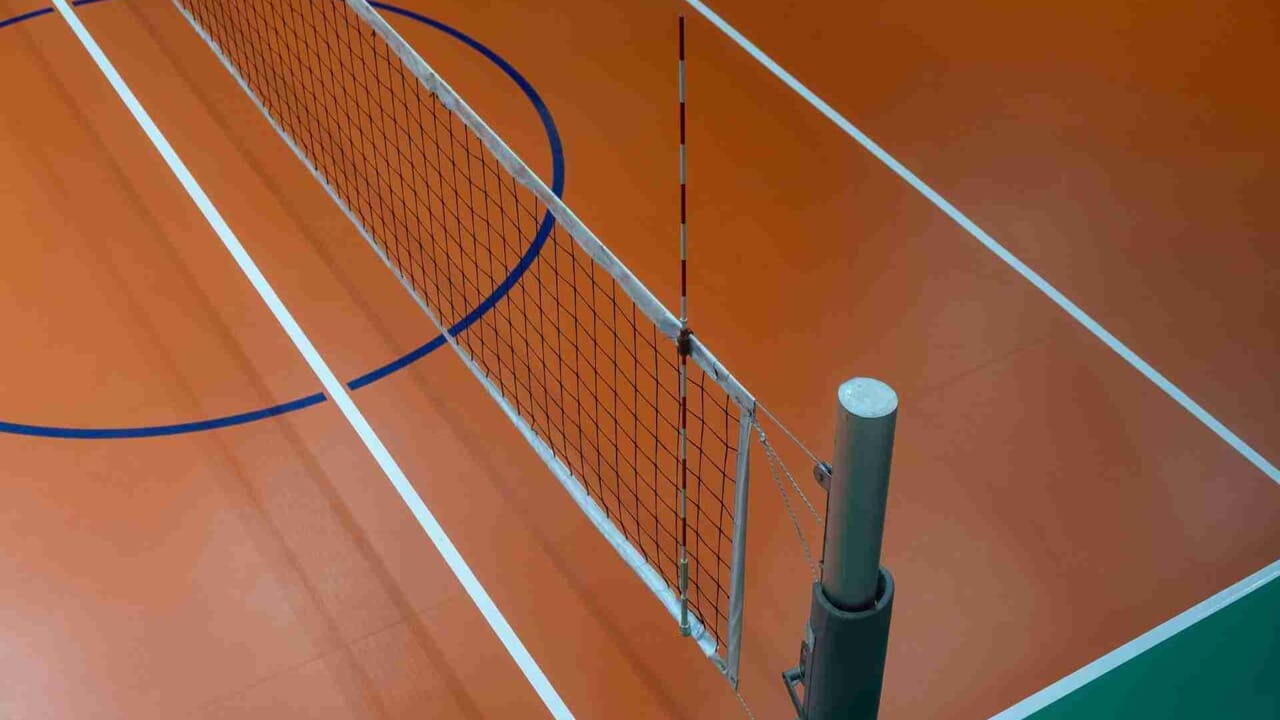 Ha un malore durante la partita: allenatore di volley salvato da giocatrice avversaria