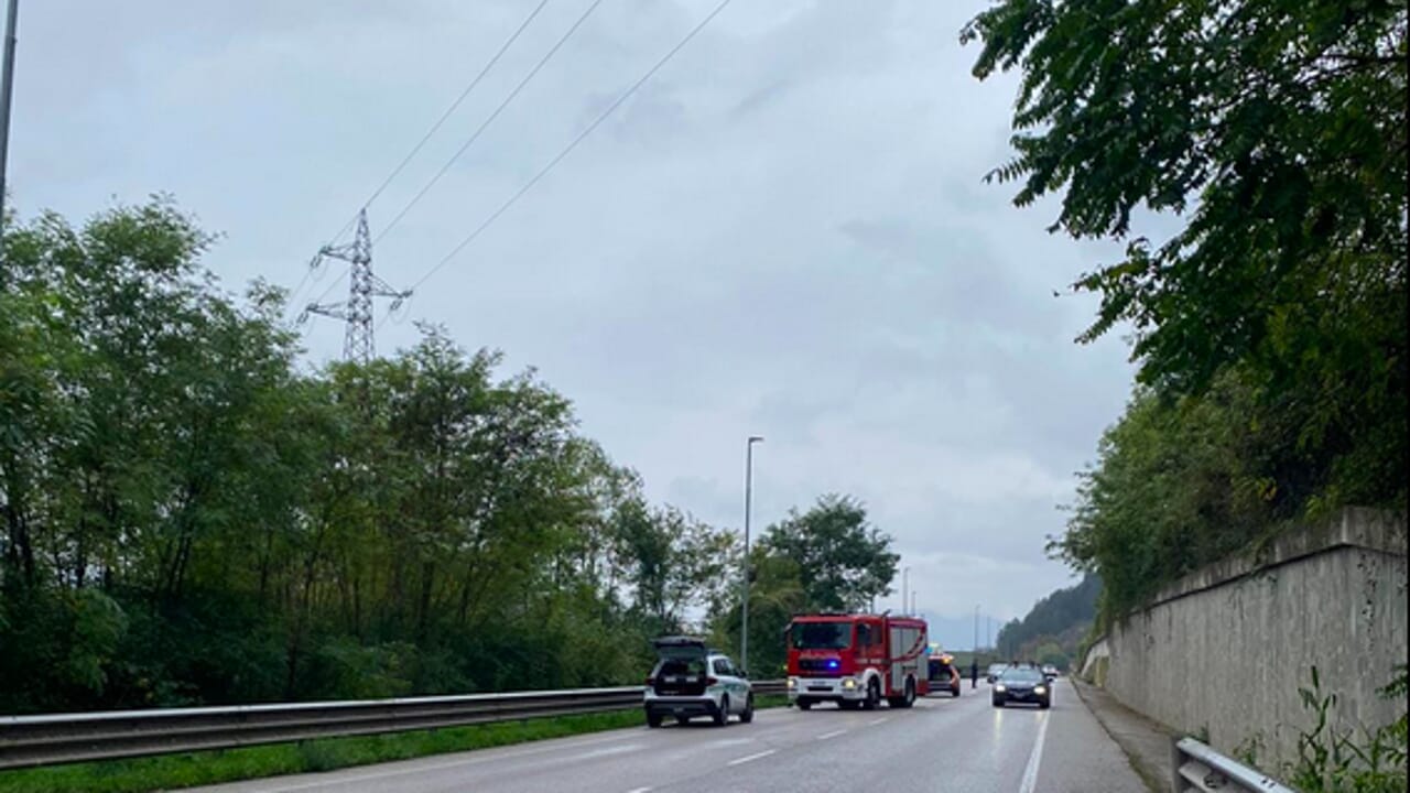Malore in tangenziale, l'auto finisce contro il guardrail: è grave