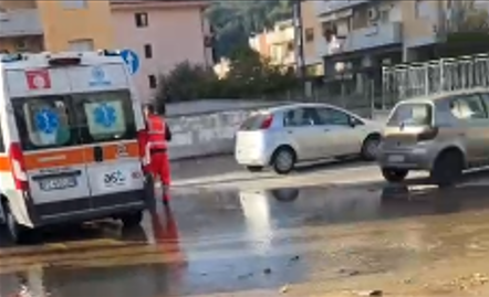 Malore alla guida e con l’auto abbatte semaforo, cartelli stradali e colonnina idrante a Monticelli | Cronache Picene