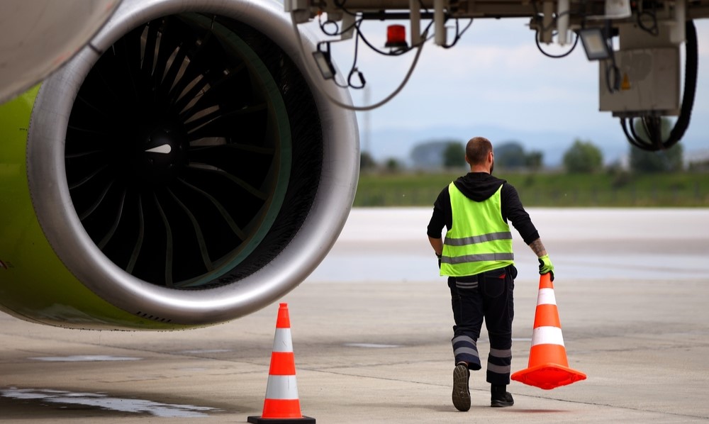 Brescia: carico e scarico di armi in aeroporto, lavoratore sanzionato per averlo denunciato - L'INDIPENDENTE