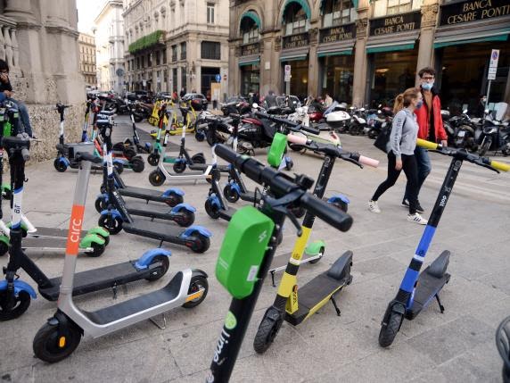 Monopattini: scatta l’Obbligo di Casco, Assicurazione e Targa. E ora gli Operatori Minacciano di Lasciare...Il Governo fa prima a renderli Illegali! La Lega (ed il Cdx) pagheranno in termini di Voti questa Idiozia!