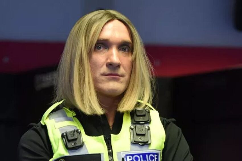 Polizia britannica: gli agenti transessuali biologicamente maschi, autorizzati a eseguire perquisizioni intime sulle donne - Grandeinganno
