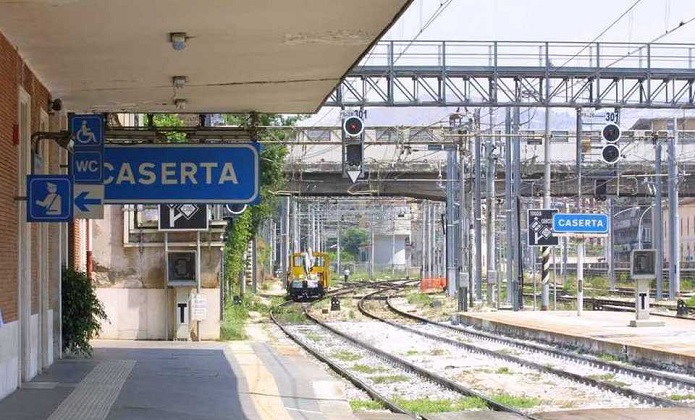 Tragedia sfiorata alla stazione di CASERTA. Giovane donna cade sui binari, salvata in extremis - CasertaCE