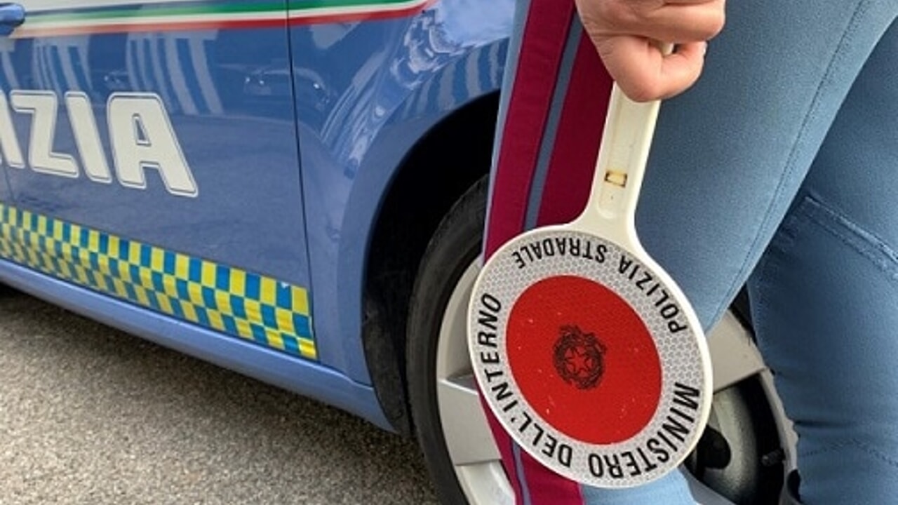 Malore per una bimba in viaggio, la polizia scorta l'auto in ospedale