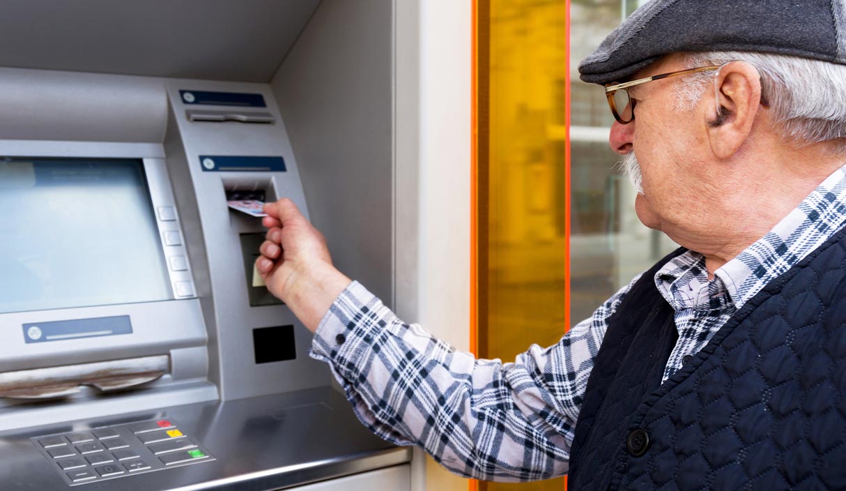 Problemi al Bancomat oggi in Italia, prelievo e pagamenti bloccati: non funzionano nemmeno le carte di credito