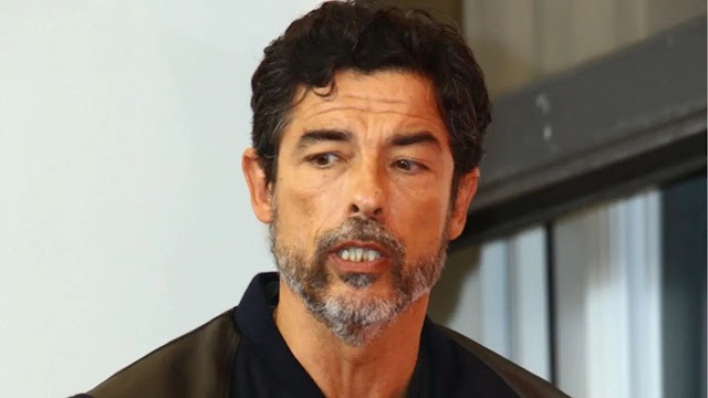Con un Post alquanto Sgrammaticato, Gassmann si Accoda all’Elenco dei sedicenti Artisti che per mantenere la Patente da ‘Pseudo-Democratico’ si Cancellano dall’Unico Social di grandi dimensioni che Non ha Censure. Poi si lamentano se li chiamano Idioti!