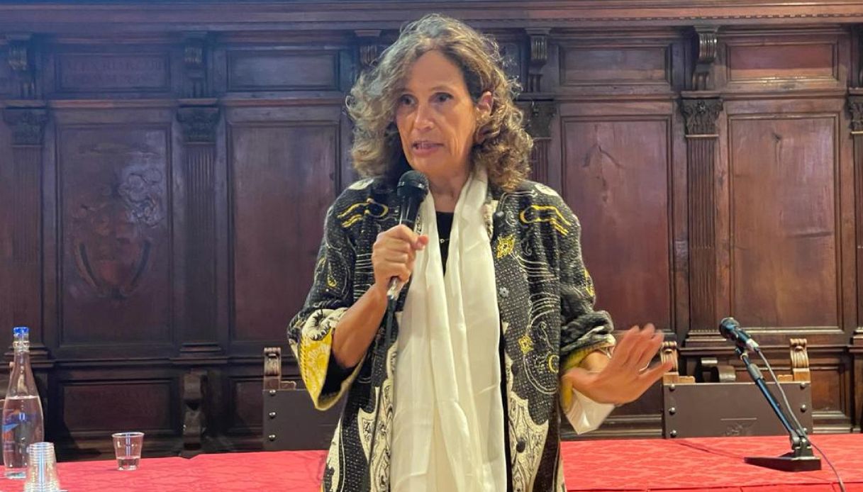 Ilaria Capua teme una pandemia di aviaria con più morti del Covid: allarme su immigrati illegali e bovini