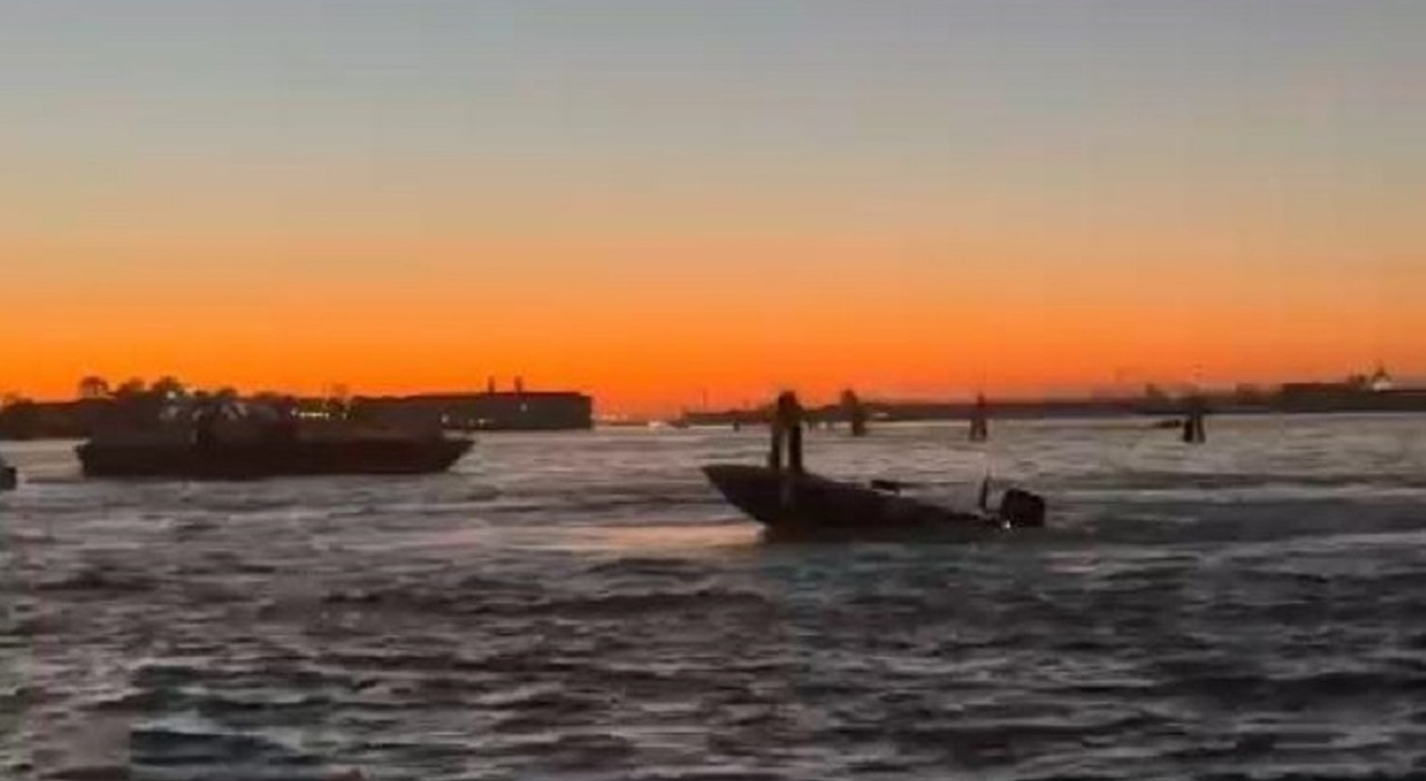 Malore improvviso mentre è in barca, cade in acqua e il cofano inizia a ruotare su se stesso. Interviene un tassista, paura a Venezia
