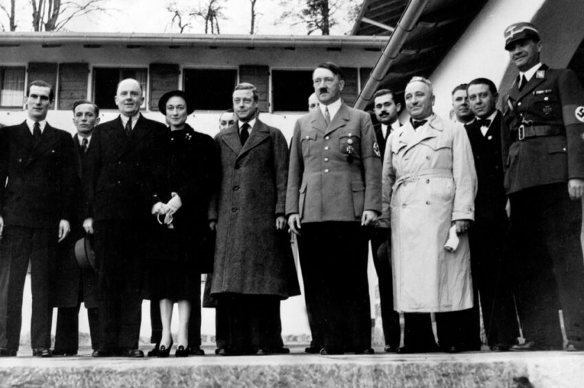 Dietro il gesto della neonata regina si nasconde un'oscura storia di legami aristocratici nazisti - Grandeinganno