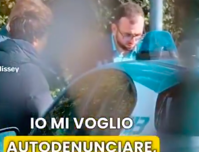 La Stupidata del Galoppino della Bonino: si Fuma 1 Canna e si fa Fermare dalla Polizia per Protesta contro Salvini. Risultato? Per 1 Anno gli tocca Andare Piedi, Multa e Ritiro Patente! (Ecco il Video)!