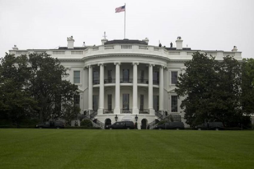 Il presidente Joe Biden e la vicepresidente Kamala Harris annullano i piani per Natale e vengono visti "tornare di corsa" a Washington, DC - Grandeinganno