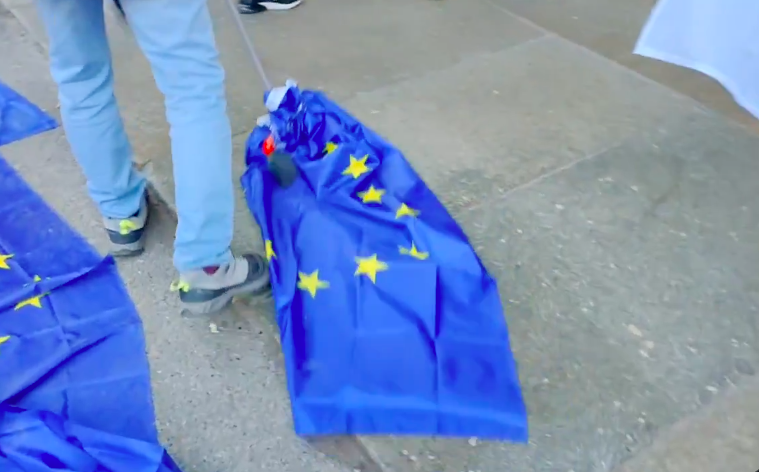 “Quello Straccio Blu Non ci Appartiene”: A Genova hanno capito a cosa serve la Bandiera di Bruxelles: a tenere Pulita la Città! Video!