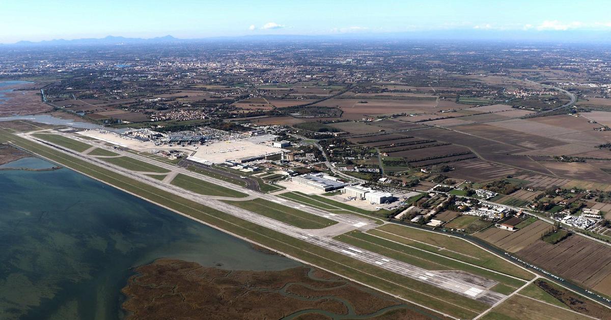 Quattro passeggeri accusano un malore: atterraggio d'emergenza di un aereo a Venezia
