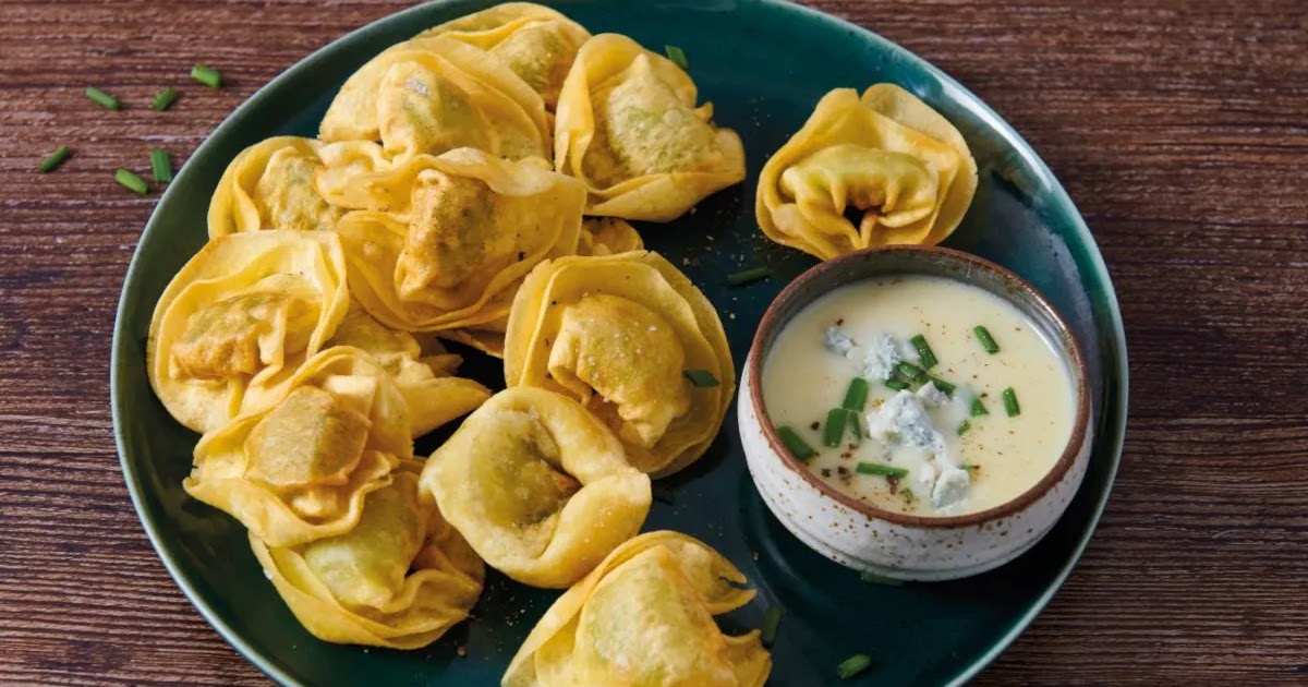 Tortellini Fritti con Salsa al Gorgonzola Dop ed Erba Cipollina, una Ricetta Creativa per l'Antipasto di Natale!