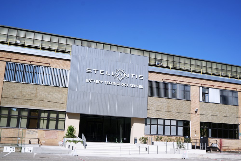 Mentre denuncia la crisi e licenzia, Stellantis ha distribuito 23 miliardi di utili - L'INDIPENDENTE