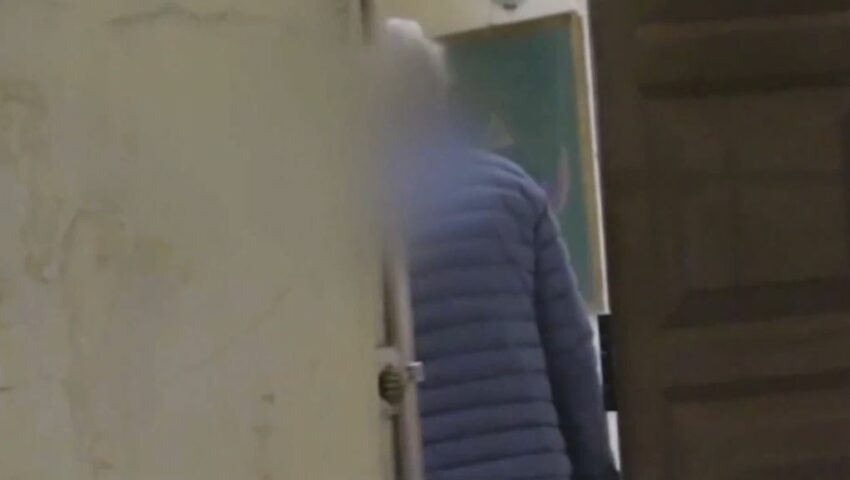 Davanti l'ingresso di una casa massonica... - Grandeinganno