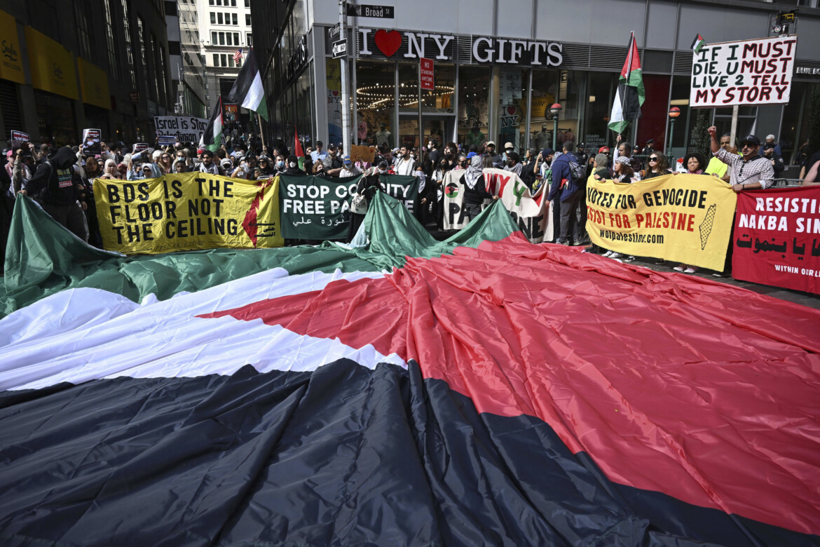 Trump scatena anche la caccia ai manifestanti pro-Palestina: «Vi troveremo» | il manifesto