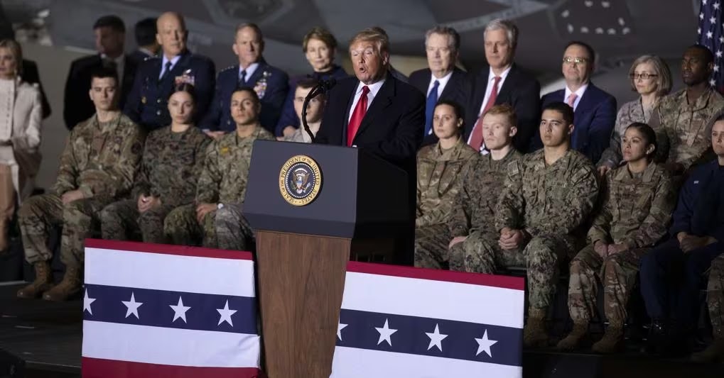 Trump in Mondovisione, Reintegra e Risarcisce i Militari che Non si sono Piegati al Sacro Siero del Vaccino ed erano stati Espulsi pur avendo Ragione! (Video)!