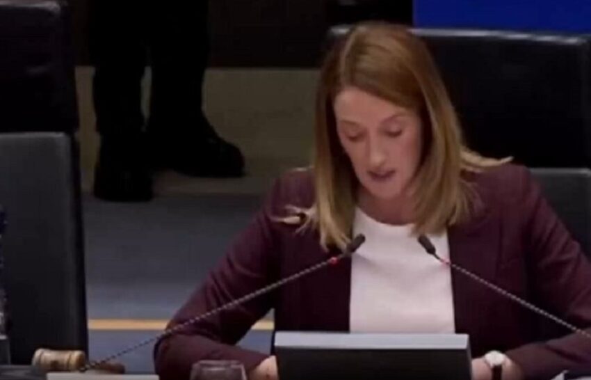 Eurodeputato interrompe il minuto di silenzio per l'Olocausto al Parlamento Europeo: 'Preghiamo per le vittime del genocidio ebraico a Gaza!' e scoppia l'applauso - Grandeinganno