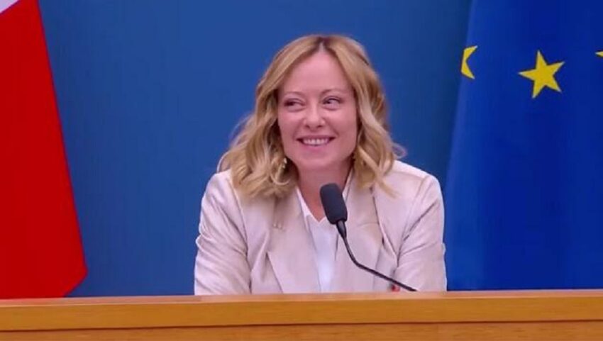 Giorgia Meloni si sottrae alla domanda sull'aumento delle bollette: "Risposta troppo lunga, rispetto i colleghi e non rispondo" - Grandeinganno