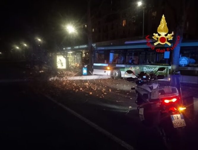 Milano: Autobus perde il controllo e si schianta contro un albero dopo un malore improvviso del conducente, otto feriti - Grandeinganno