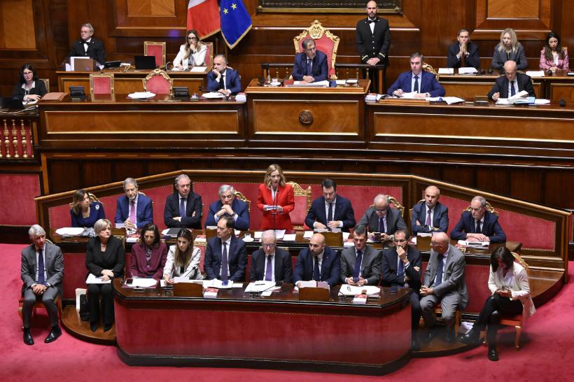 Il Governo italiano, un tipo losco, brutale e stupido