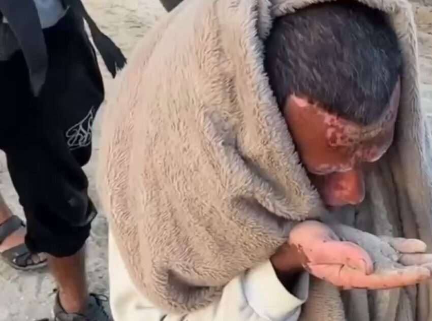 Un palestinese bacia il suolo della Striscia di Gaza settentrionale dopo oltre un anno di sfollamento forzato. - Grandeinganno
