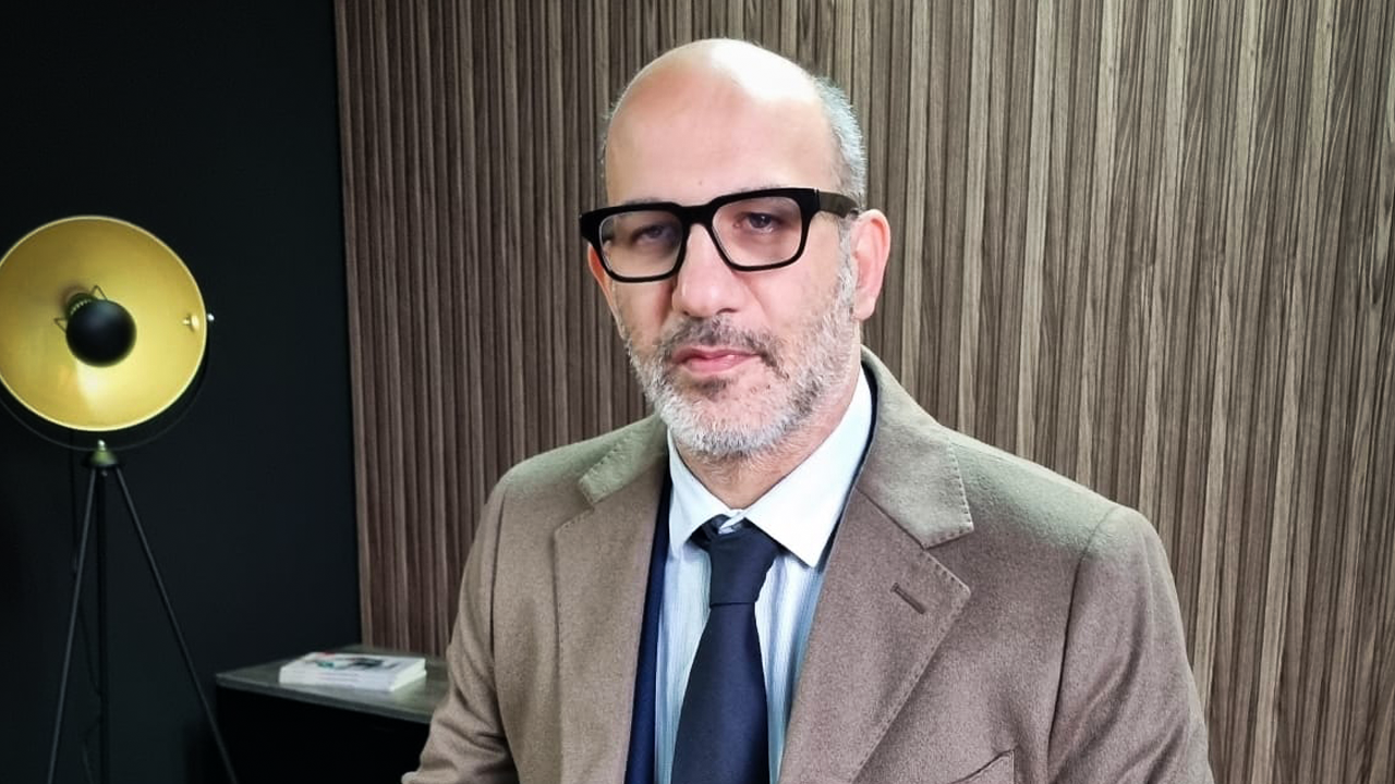 Intesa Sanpaolo chiude il conto di Visione TV, l'emittente accusata di "filoputinismo" - L'INDIPENDENTE
