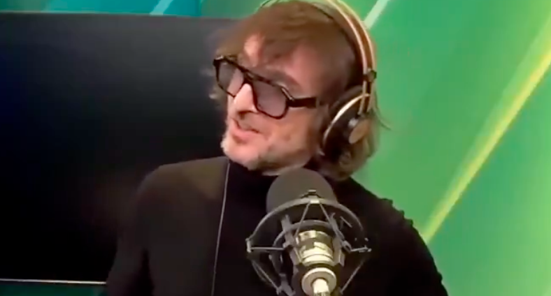 “Ancora Non è Iniziato e già Non ne Possiamo più di Sanremo", Cruciani Scatenato in diretta prima Seppellisce Elodie, poi passa alla Disadattata che si sente Offesa dall’Inno di Mameli !