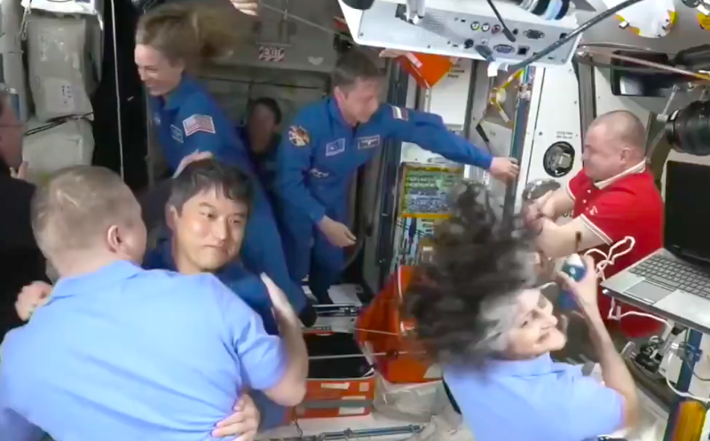 Astronauti Bloccati da 9 Mesi nello Spazio, che Smacco per la feccia di Sinistra! Avete visto da chi sono stati Salvati poche ore fa? Solo Elon Musk poteva Salvarli ! (Video) !