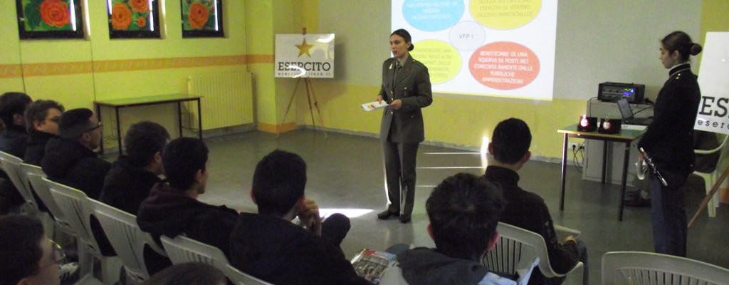 Orientamento alla guerra in un liceo siciliano, ma i genitori dicono NO: “La Scuola non diventi bacino di reclutamento” - Come Don Chisciotte
