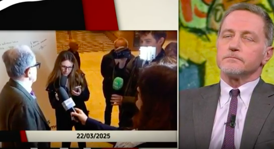 Il Servo Comunista Sbianca in Diretta mentre gli Mostrano il Video dove si vede il Mortadella tirare i Capelli alla Giornalista di Mediaset ! (Video )!